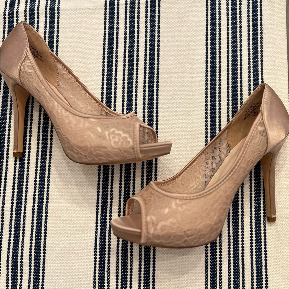Elegant Peep-Toe lace detailed Heels in Tan